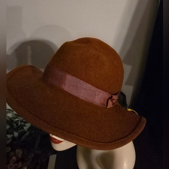 Hat 👒 - Picture 1 of 4